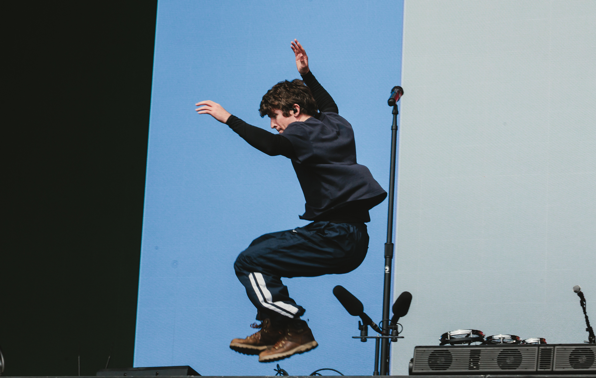 Guarda TurnStile consegna l'immersione al primo palcoscenico in un piccolo concerto da scrivania