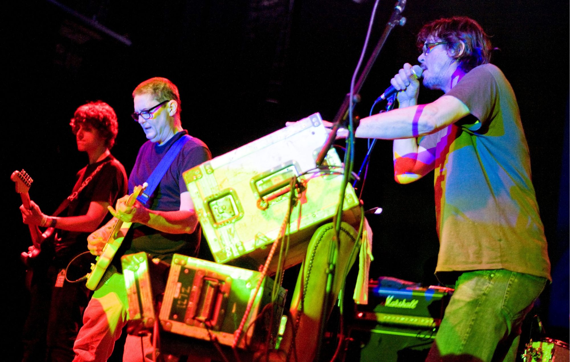 Guarda i surfisti butthole riunirsi per la prima esibizione in otto anni