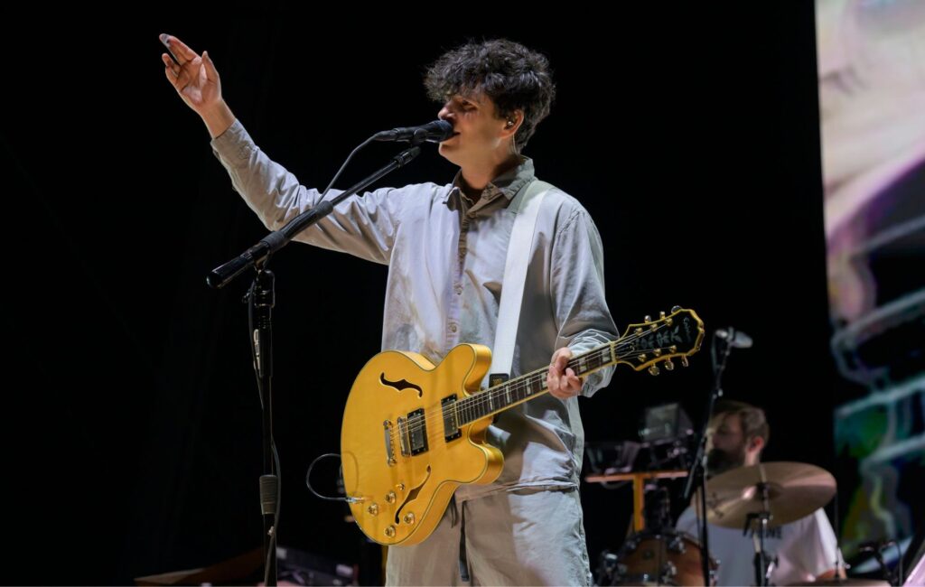 Guarda la band delle scuole superiori di Ezra Koenig che si riunisce allo spettacolo di Vampire Weekend