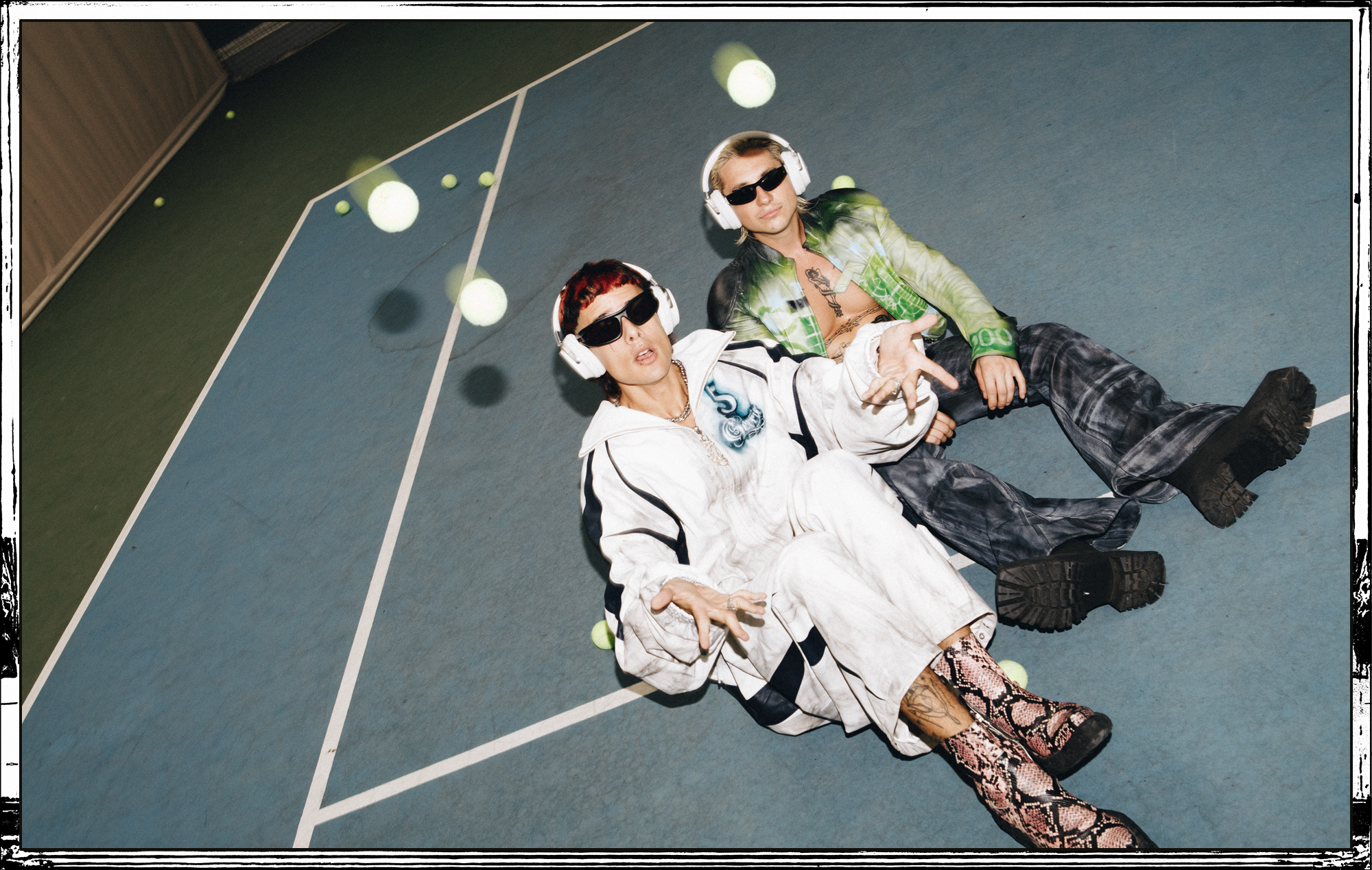 Guarda la straordinaria esibizione "on tape" di Ca7Riel & Paco Amoroso di "El Día del Amigo" da "Bose x Nme: C25" Mixtape