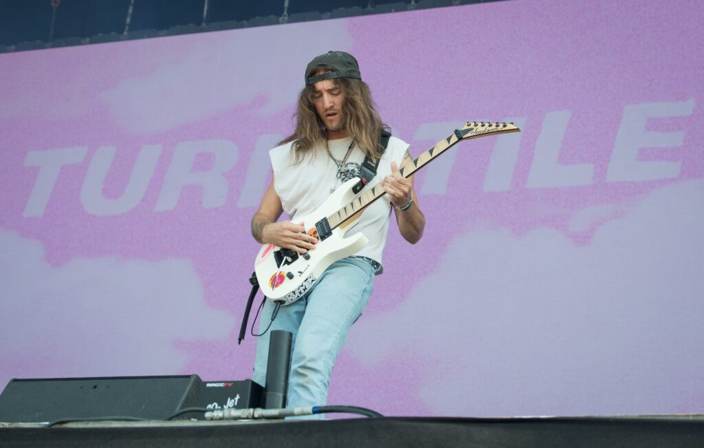 Guarda l'ex chitarrista del TurnStile Brady Ebert ritorna con la nuova band the Set