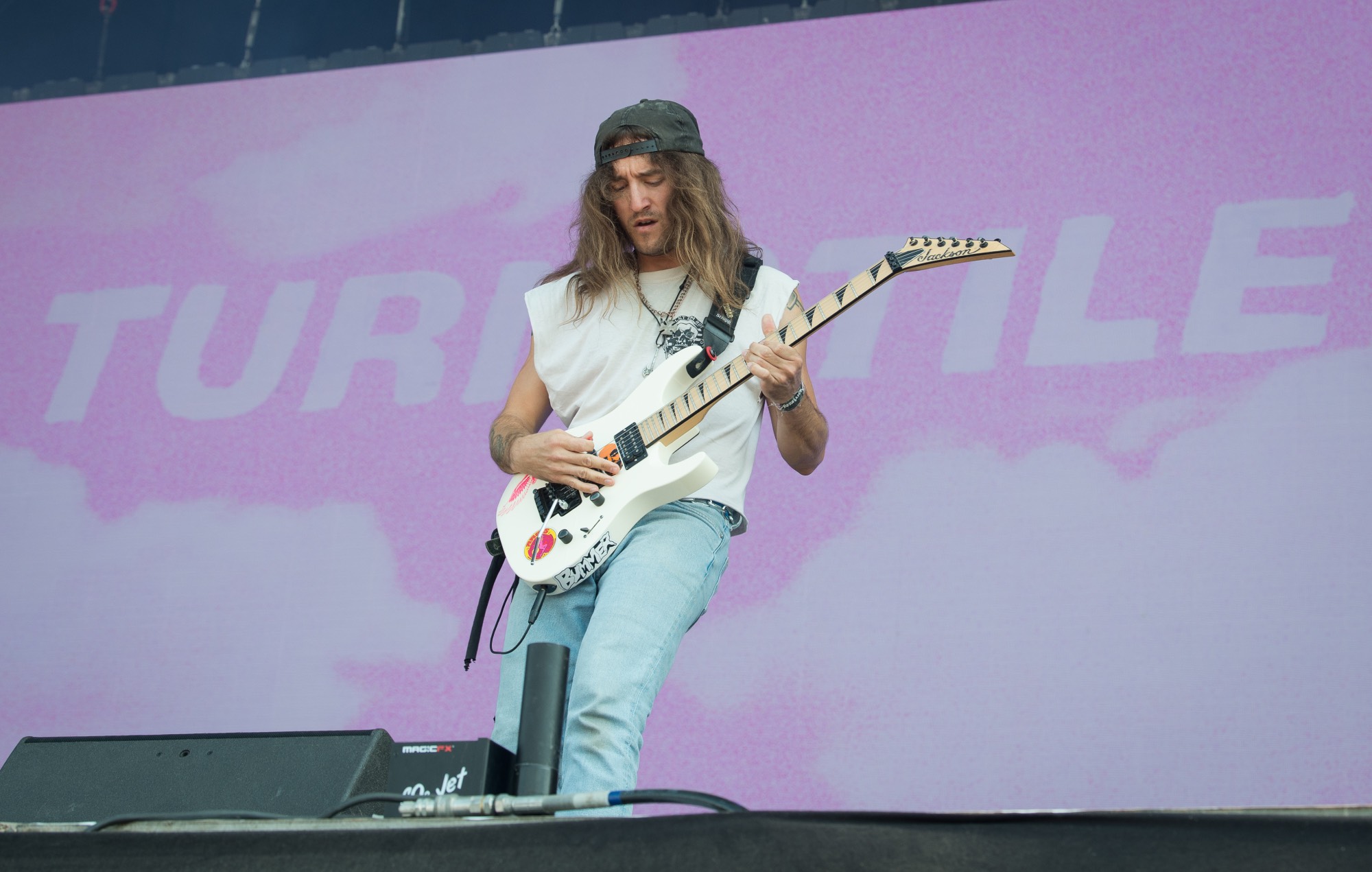 Guarda l'ex chitarrista del TurnStile Brady Ebert ritorna con la nuova band the Set