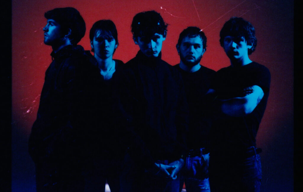 I cardinali annunciano l'album di debutto tanto atteso "Masquerade" con il titolo vulnerabile