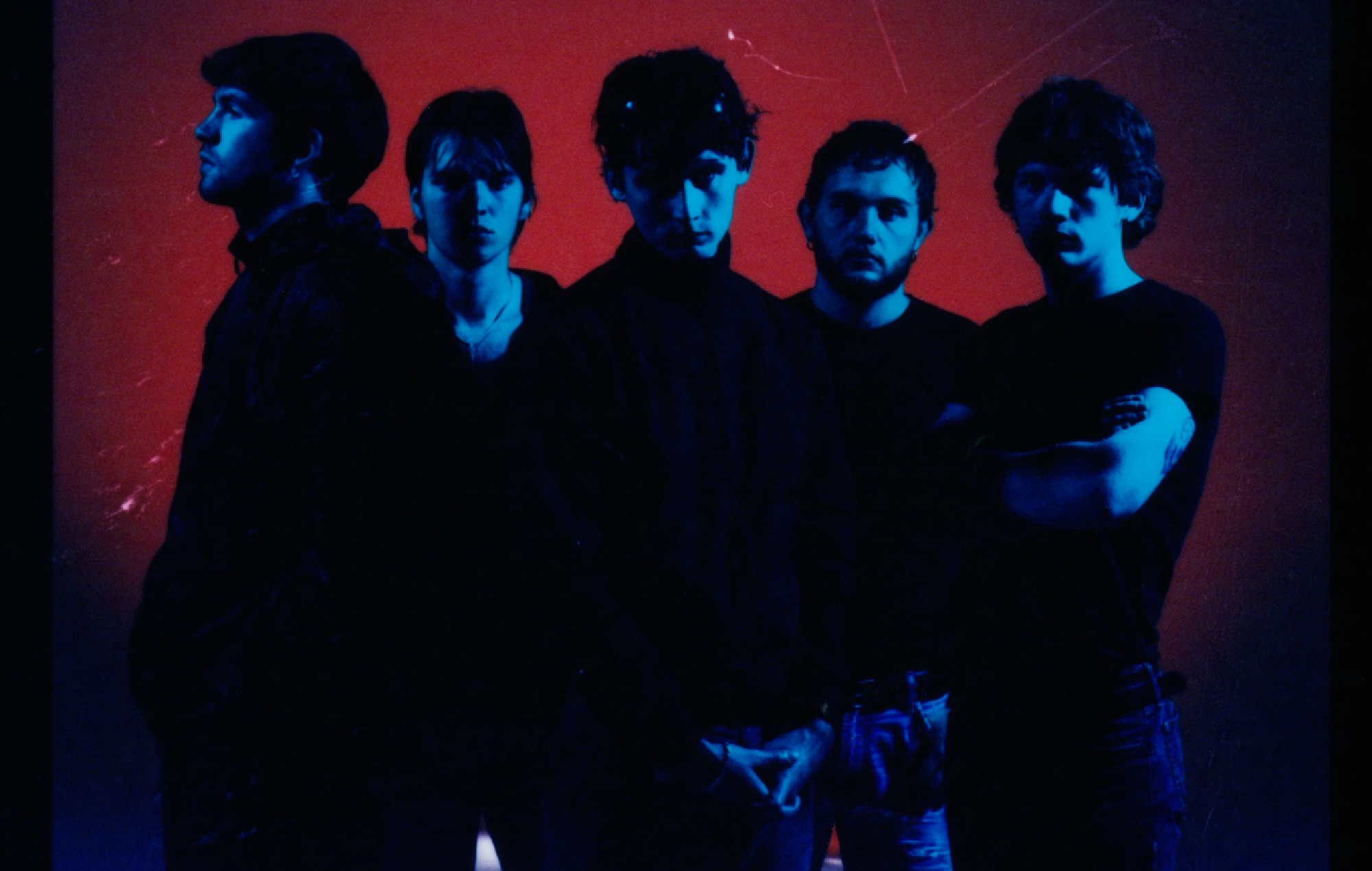 I cardinali annunciano l'album di debutto tanto atteso "Masquerade" con il titolo vulnerabile