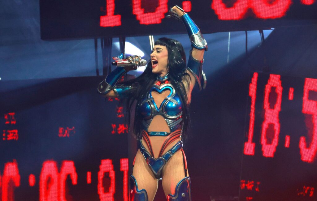 Katy Perry dice di aver "forzato" la sua carriera dopo "l'anno delle montagne russe" di "143"