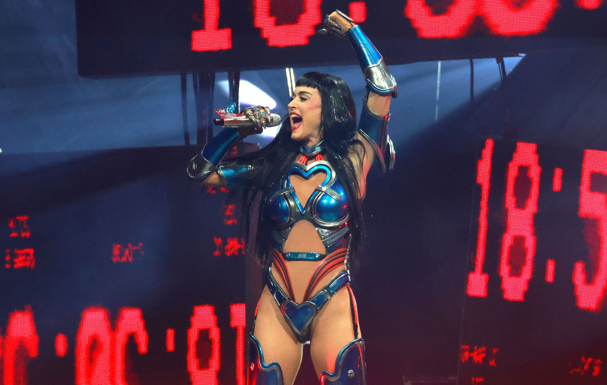 Katy Perry dice di aver "forzato" la sua carriera dopo "l'anno delle montagne russe" di "143"