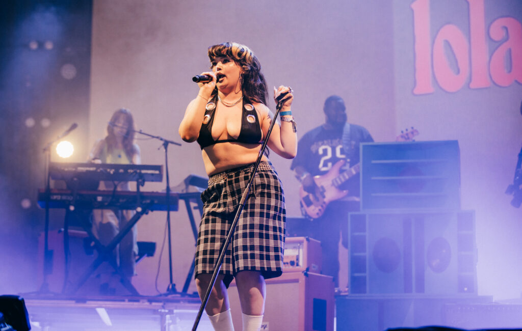 Lola Young dice che sta "sta andando bene" dopo essere crollata sul palco a New York City