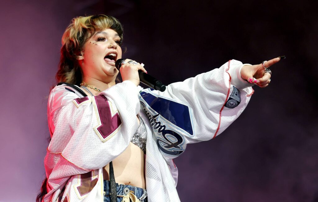 Lola Young tira fuori da tutte le cose che Go Go a Washington DC dopo essere crollata sul palco a New York