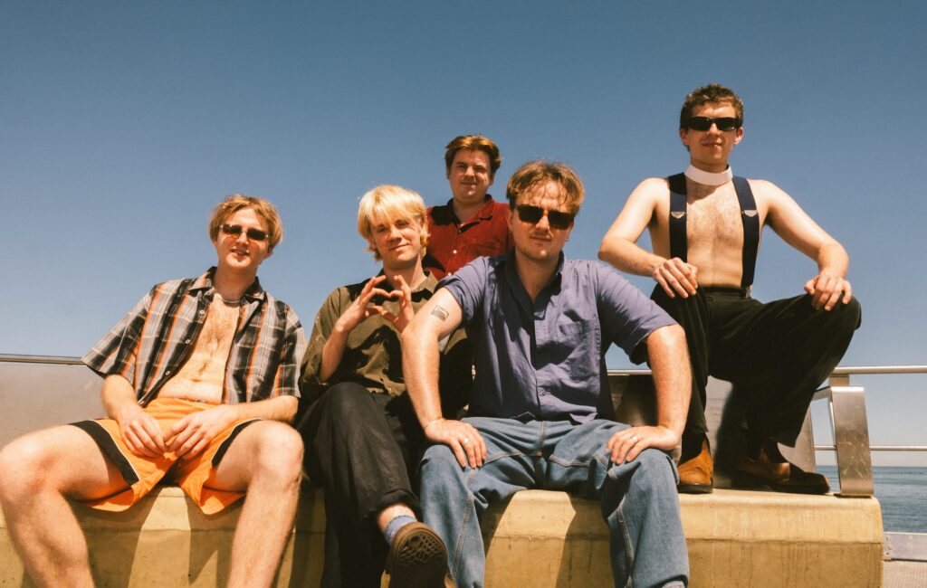 "Non devi cercare lontano personaggi squallidi - nella vita o in questo disco"