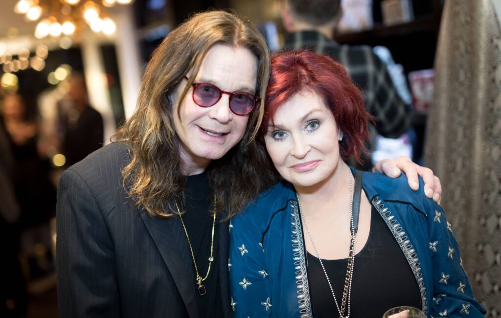 Sharon Osbourne ringrazia i fan per la "quantità di amore ultraterrena" dopo la morte di Ozzy