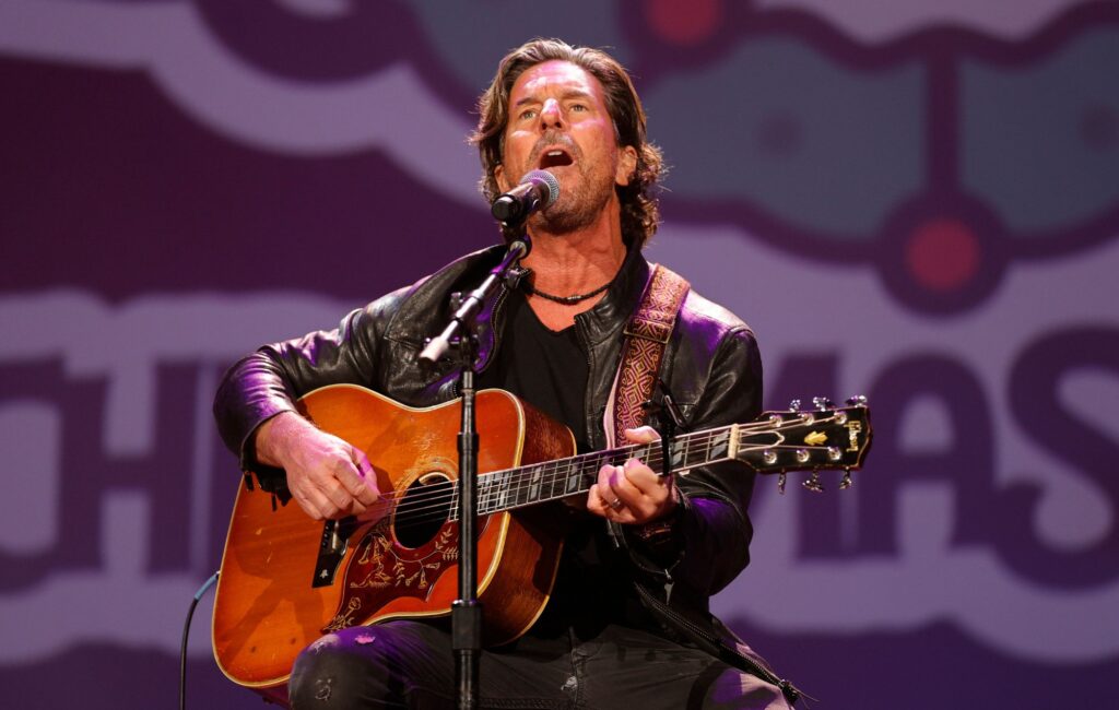 Tributi pagati dopo che il cantautore vincitore di Grammy Brett James muore in un incidente aereo di 57 anni