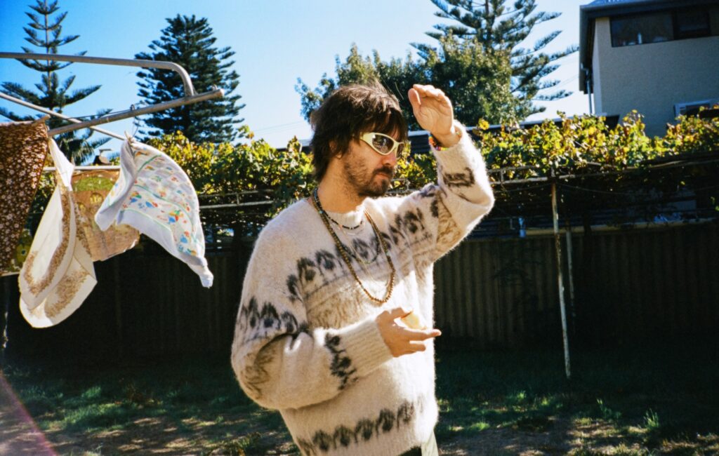 Tame Impala – Recensione 'Deadbeat': l'inerzia lirica impantana la meditazione psych-rave di Kevin Parker sull'età adulta