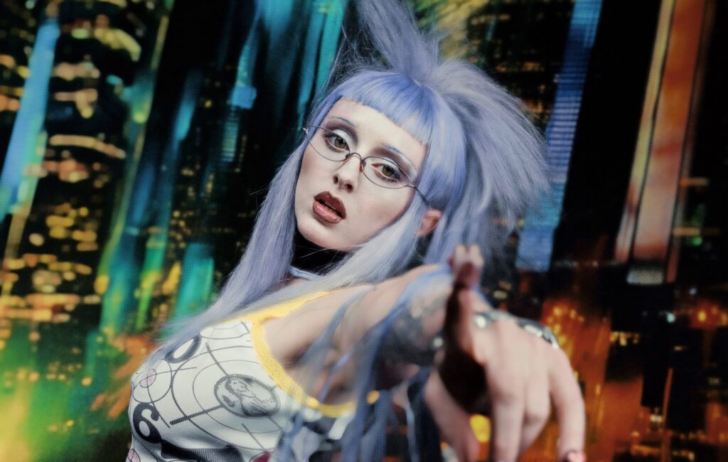 Ashnikko – Recensione 'Smoochies': come intercettare la conversazione più scioccante al ristorante