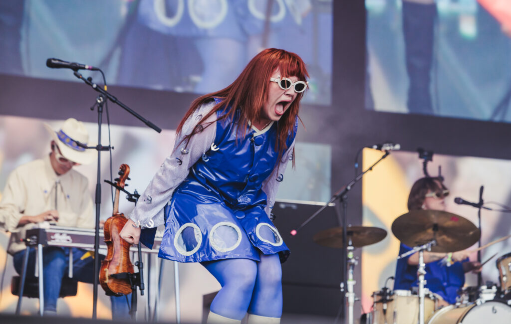 "Al momento non riesco nemmeno a aprire la bocca abbastanza larga da ridere, figuriamoci cantare"