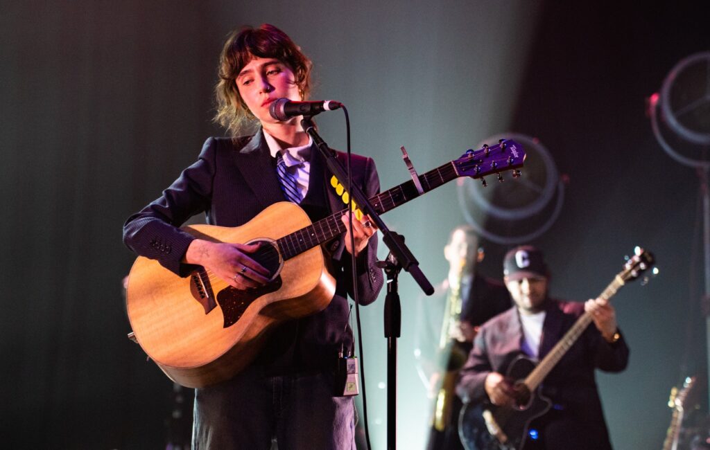 Altri nomi si uniscono alla campagna "No Music for Genocide", tra cui Clairo, Wolf Alice, AURORA e altri