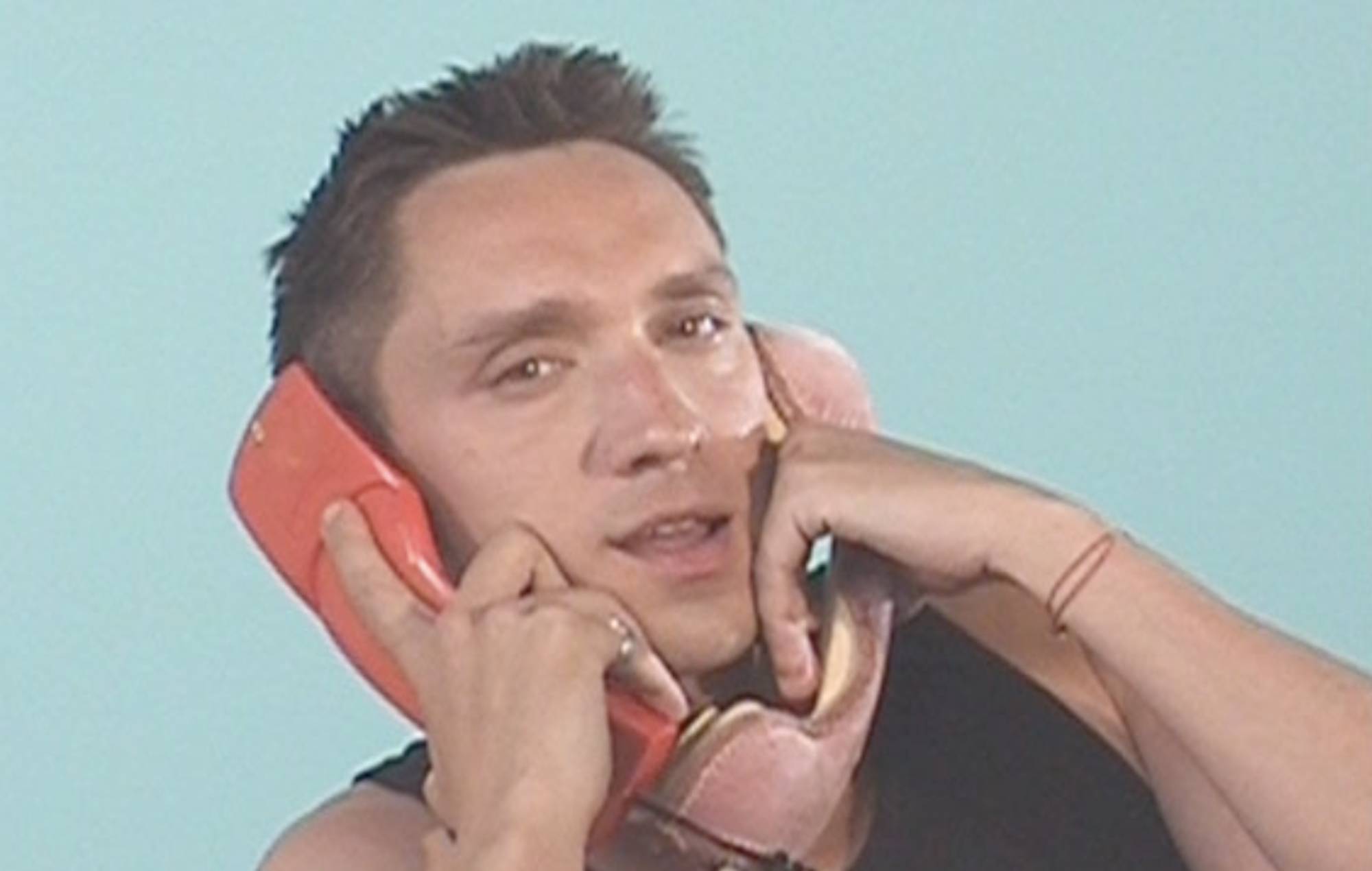 Ascolta il radioso nuovo singolo di Oliver Sim 'Telephone Games'