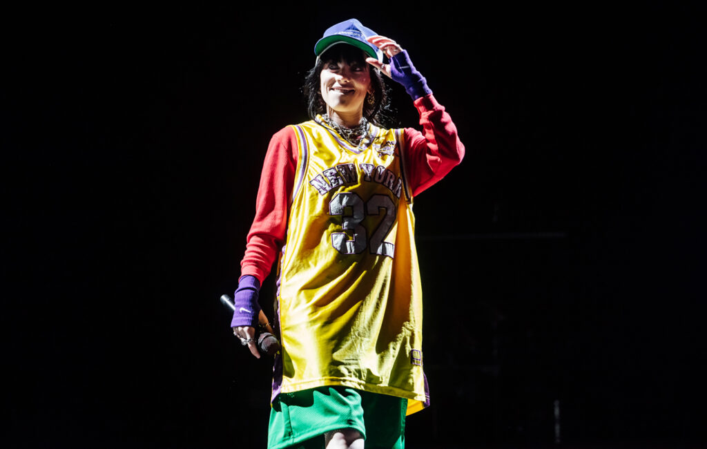 Billie Eilish ha violentemente tirato la barricata allo show di Miami