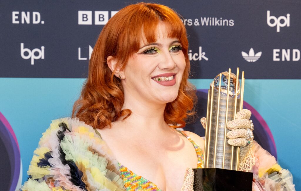 CMAT afferma che il tour riprogrammato "Euro-Country" presenterà "la migliore musica di tutti i tempi suonata dalle persone più belle di tutti i tempi"