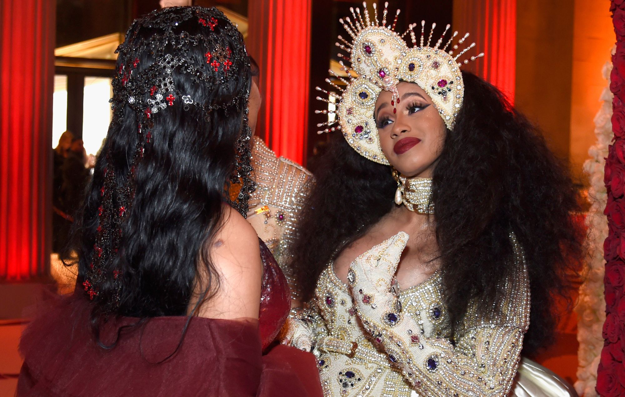 Cardi B resiiti Nicki Minaj Feud con il gap di età Barb, oltre a minacciare di battere le spezie di ghiaccio in una chiamata trapelata
