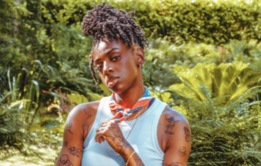 Cat Burns condivide il dolce nuovo singolo "Please Don't Hate Me" durante il periodo in "The Celebrity Traitors"