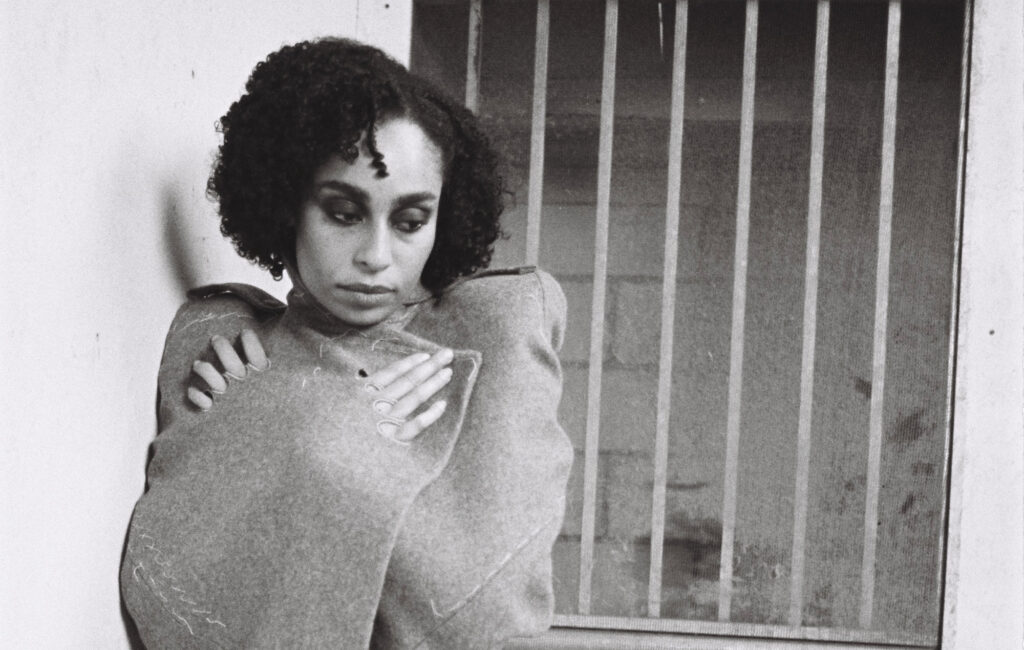 Celeste afferma che la sua etichetta discografica "ha mostrato pochissimo sostegno verso l'album che ho realizzato"