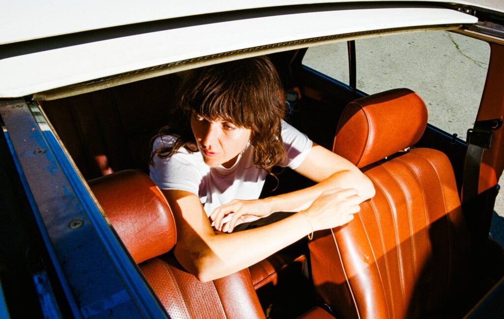 Courtney Barnett ritorna con il nuovo singolo “Stay In Your Lane”