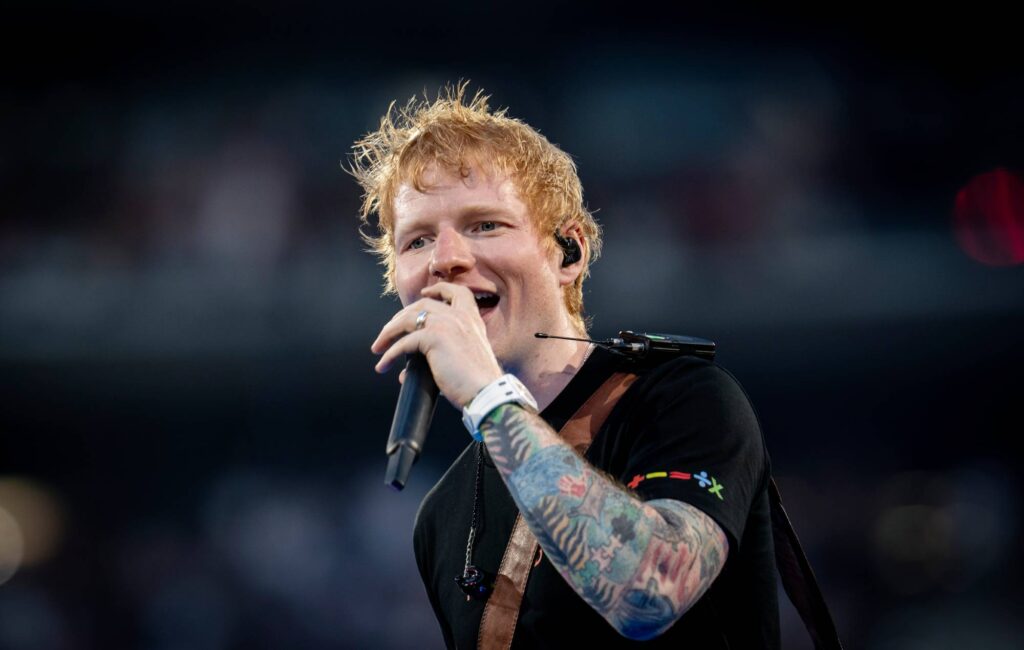 Ed Sheeran e l'FC Barcelona lanciano la maglia Clásico 'Play' in edizione limitata