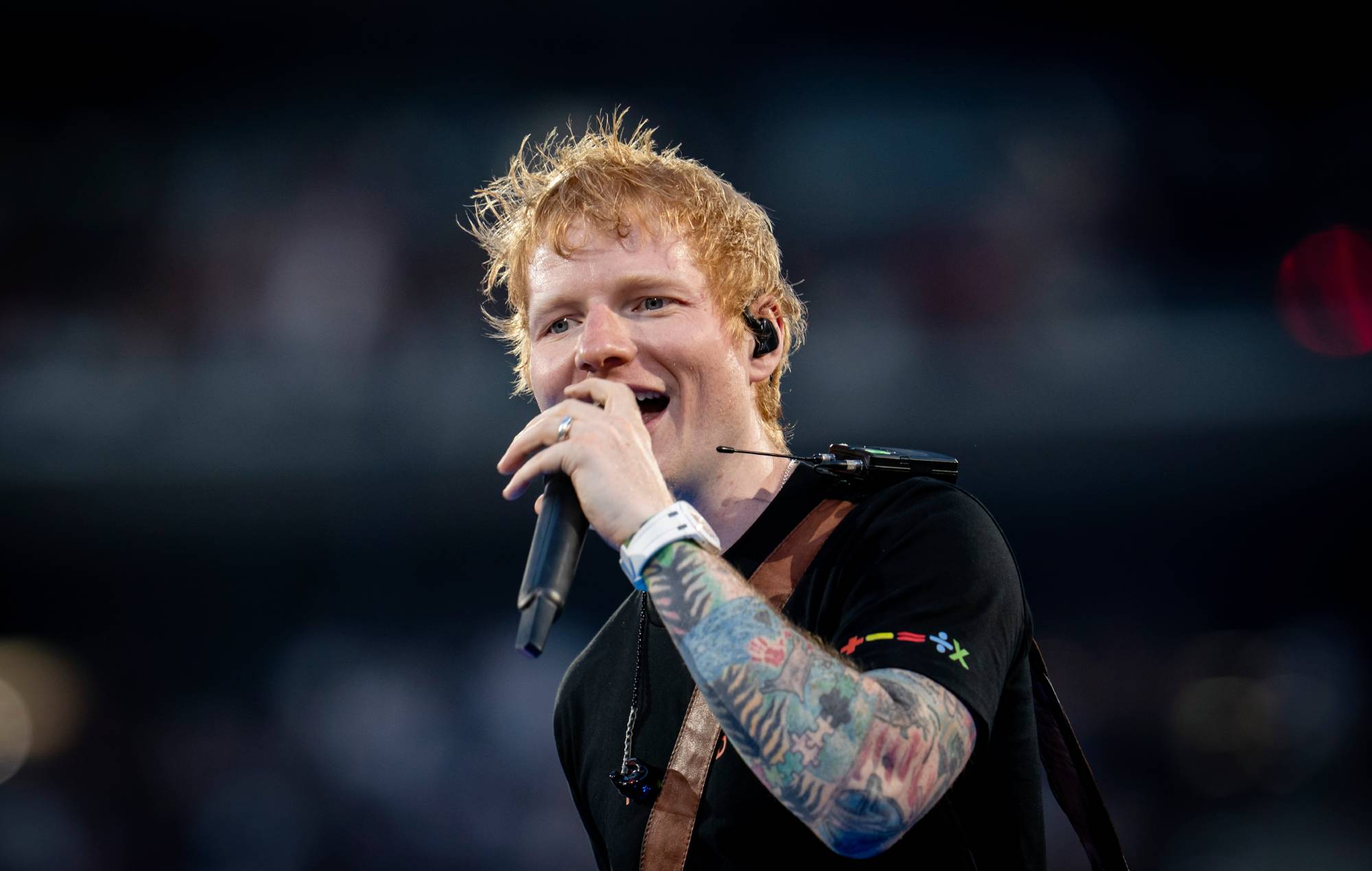 Ed Sheeran e l'FC Barcelona lanciano la maglia Clásico 'Play' in edizione limitata