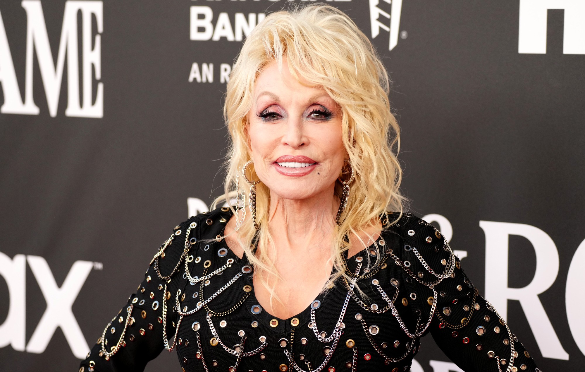 Freida Parton chiede ai fan le "preghiere" mentre la sorella Dolly affronta "sfide per la salute"