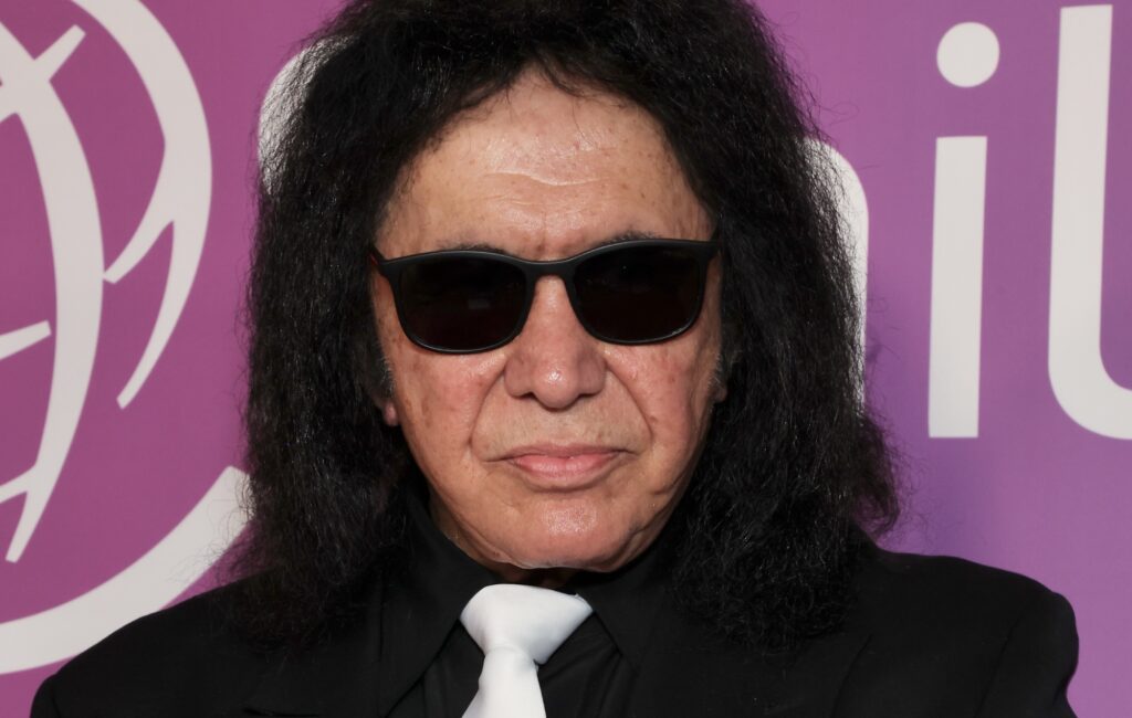Gene Simmons dei KISS officia il matrimonio del batterista degli Anthrax Charlie Benante e della cantante Carla Harvey