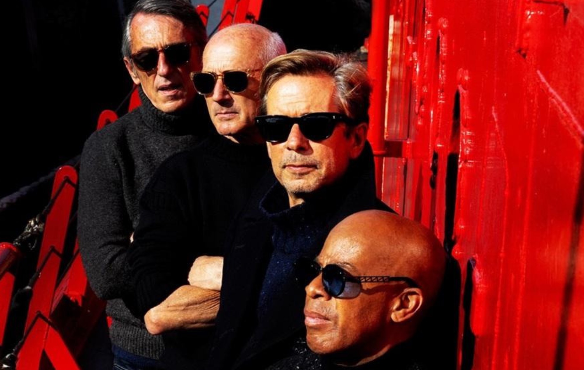 Gli Haircut 100 si riuniscono con Nick Heyward per annunciare il primo album dopo 42 anni e condividere il nuovo singolo funky "Dynamite"