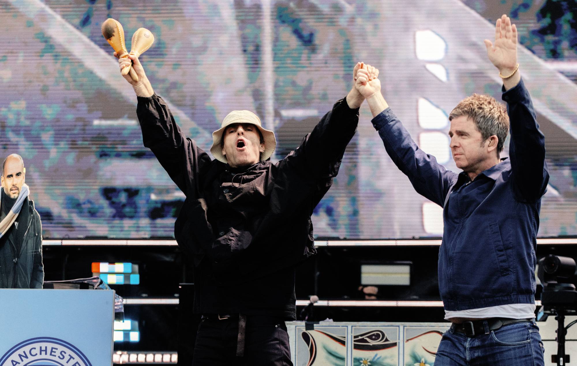 Gli Oasis giocheranno contro Knebworth la prossima estate, dice il collega britannico, prima di fare marcia indietro sulle richieste