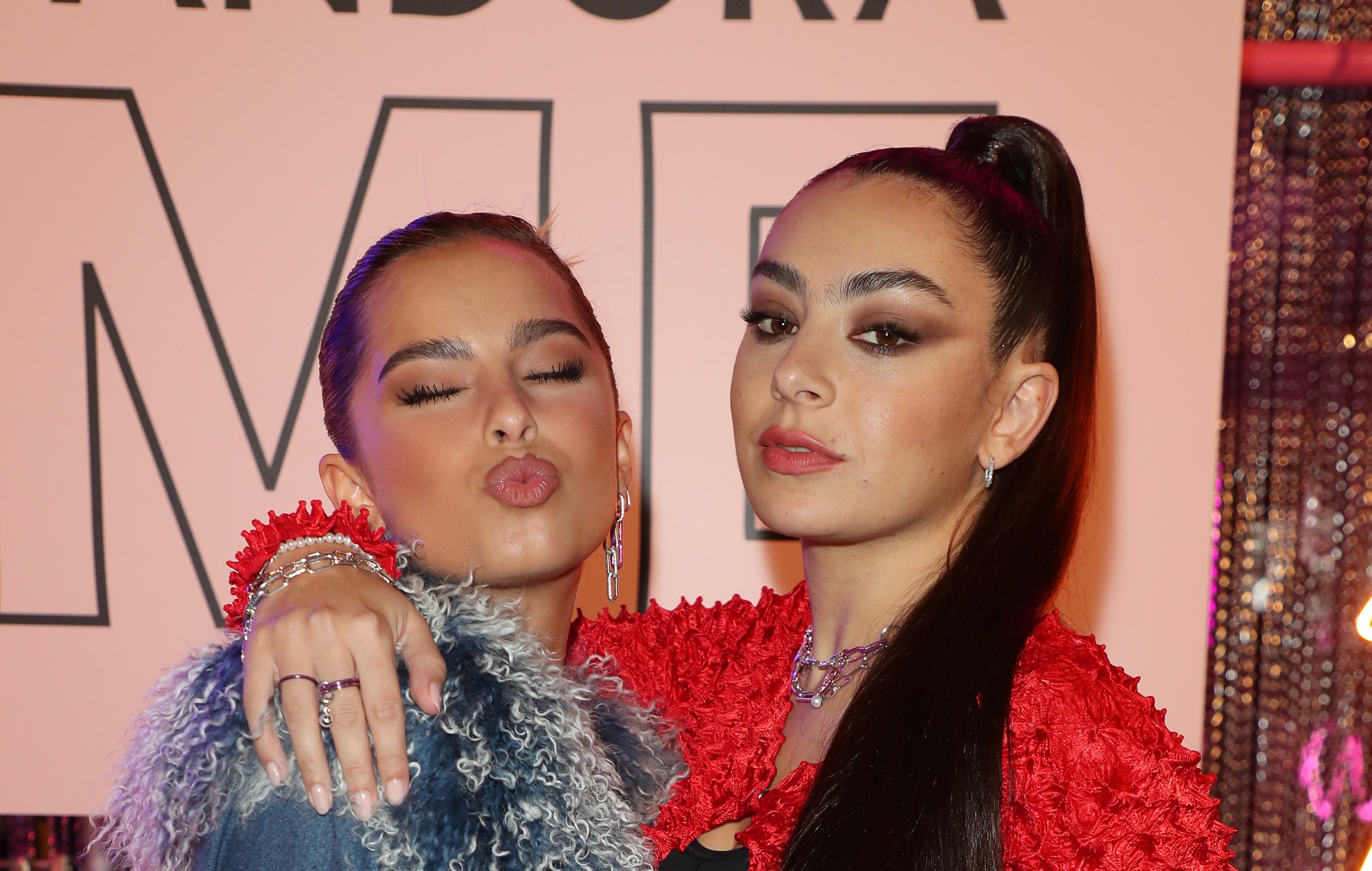 Guarda Addison Rae portare fuori Charli XCX per "2 die 4" e "Von Dutch" a Los Angeles