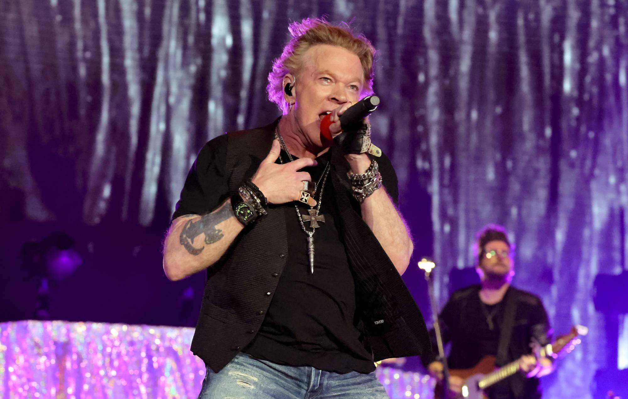 Guarda Axl Rose lanciare il microfono e calciare la batteria del nuovo batterista dei Guns N' Roses prima di precipitarsi giù dal palco in Argentina