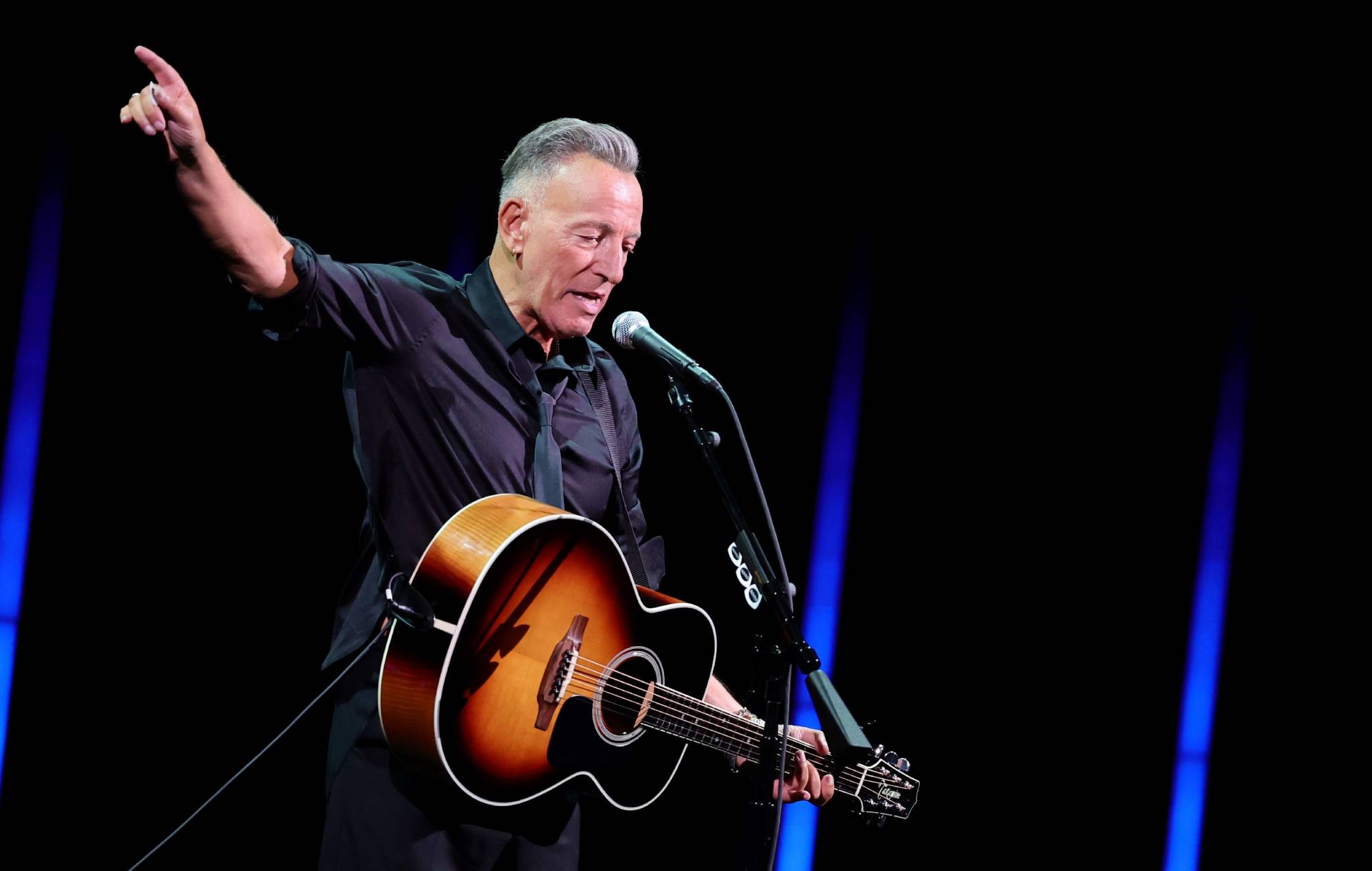 Guarda Bruce Springsteen suonare "Streets Of Philadelphia" al gala dell'Academy Museum