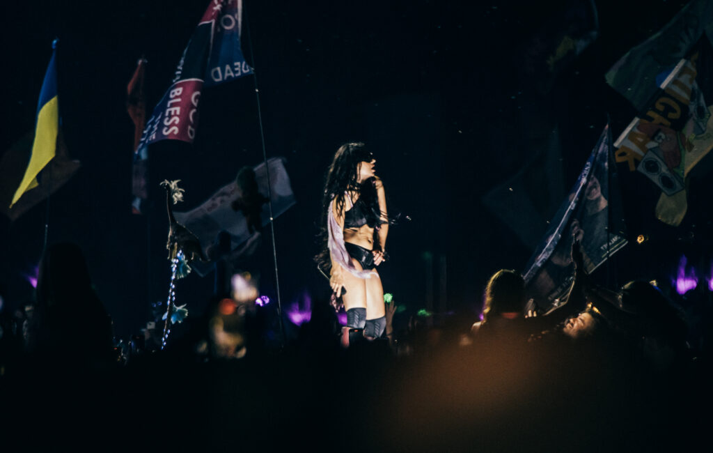 Guarda Charli XCX fare un'apparizione a sorpresa allo spettacolo "Saturday Night Live" di Role Model