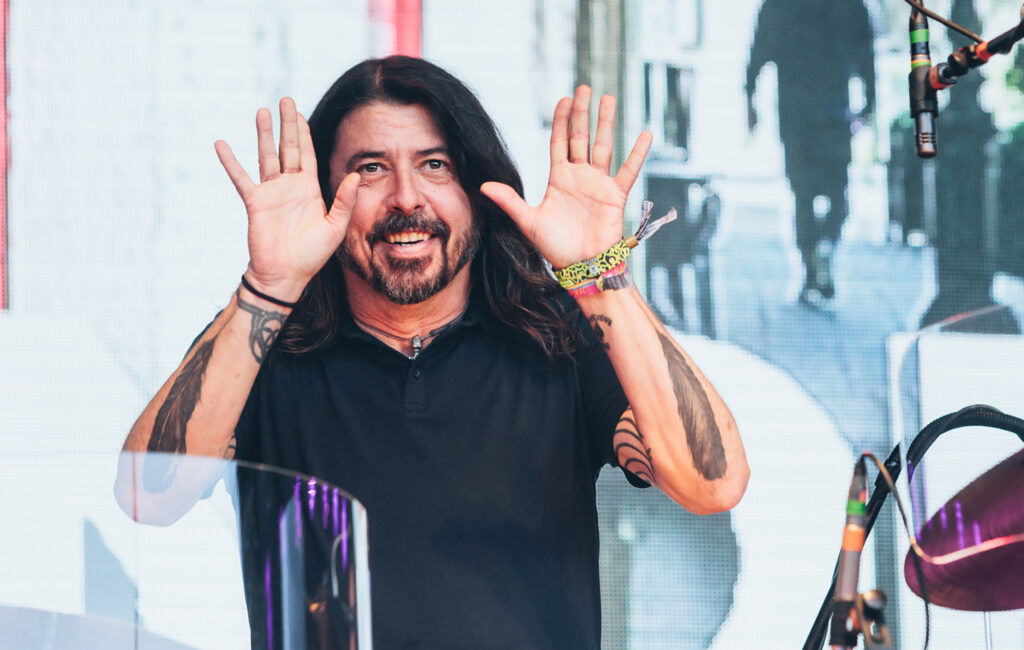Guarda Dave Grohl ricevere l'onore per il lavoro di volontariato nella comunità all'evento "Hope In The City Of Angels".