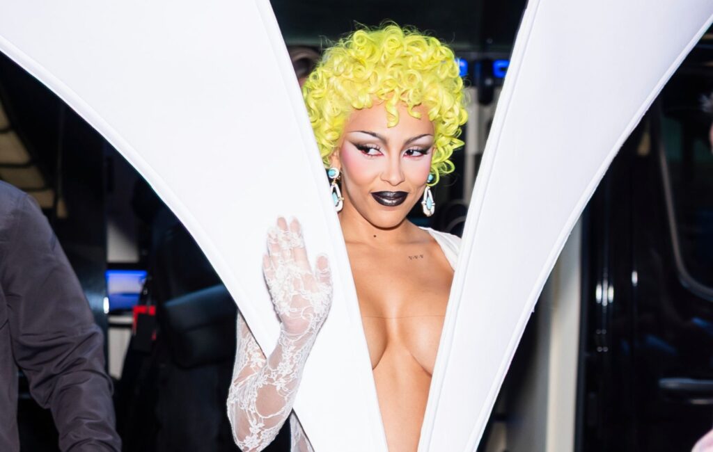 Guarda Doja Cat fare il debutto "SNL" con esibizioni di "Gorgeous" e "Aaahh Men!"