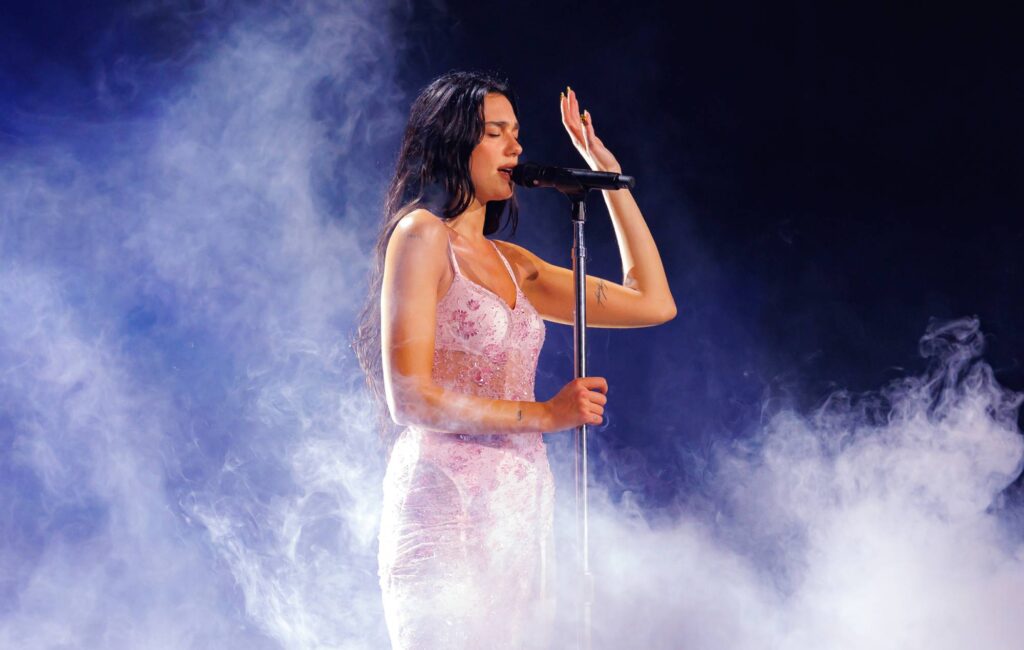 Guarda Dua Lipa cover di Death Cab per "I Will Follow You Into The Dark" di Cutie con la "leggenda indie" Ben Gibbard