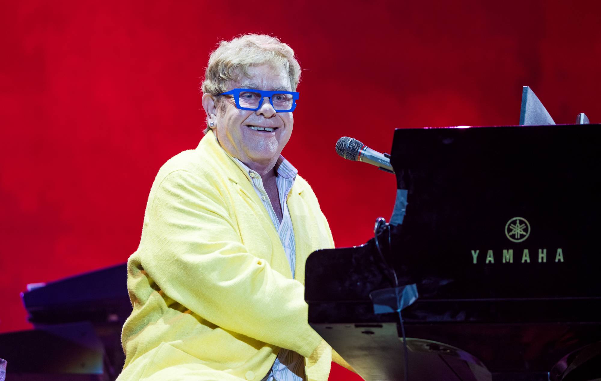 Guarda Elton John suonare con la più grande folla da quando ha smesso di andare in tournée con Singapore Grand Prix Show