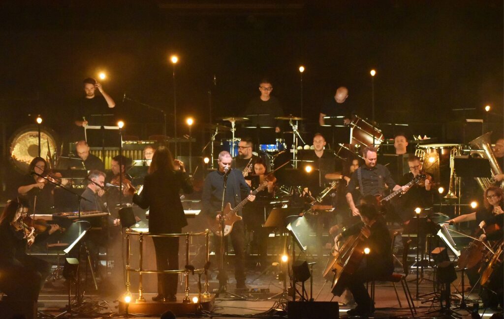 Guarda Sigur Rós suonare "ára bátuur" dal vivo per la prima volta mentre danno il via alla residenza orchestrale alla Royal Albert Hall