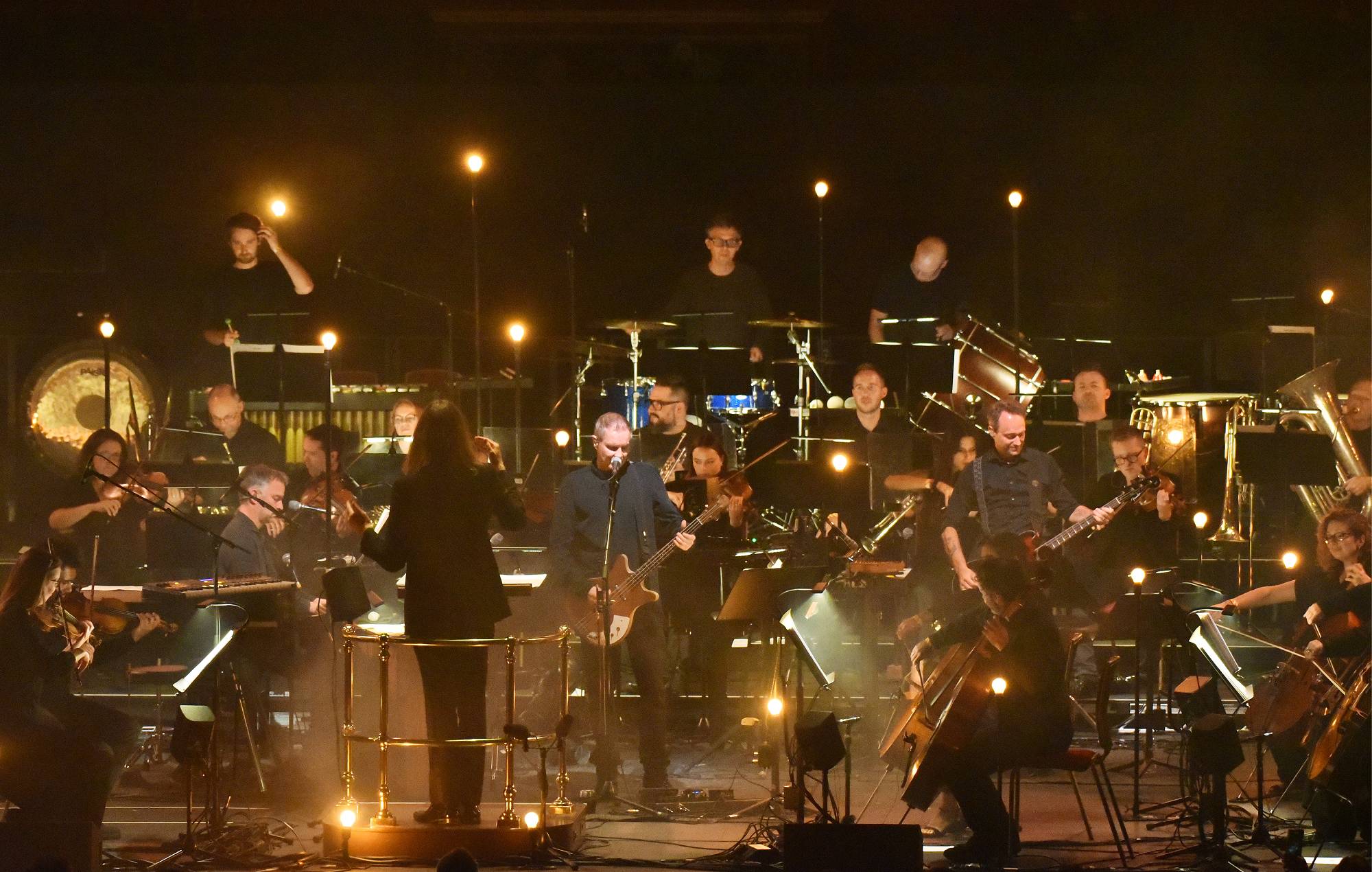 Guarda Sigur Rós suonare "ára bátuur" dal vivo per la prima volta mentre danno il via alla residenza orchestrale alla Royal Albert Hall