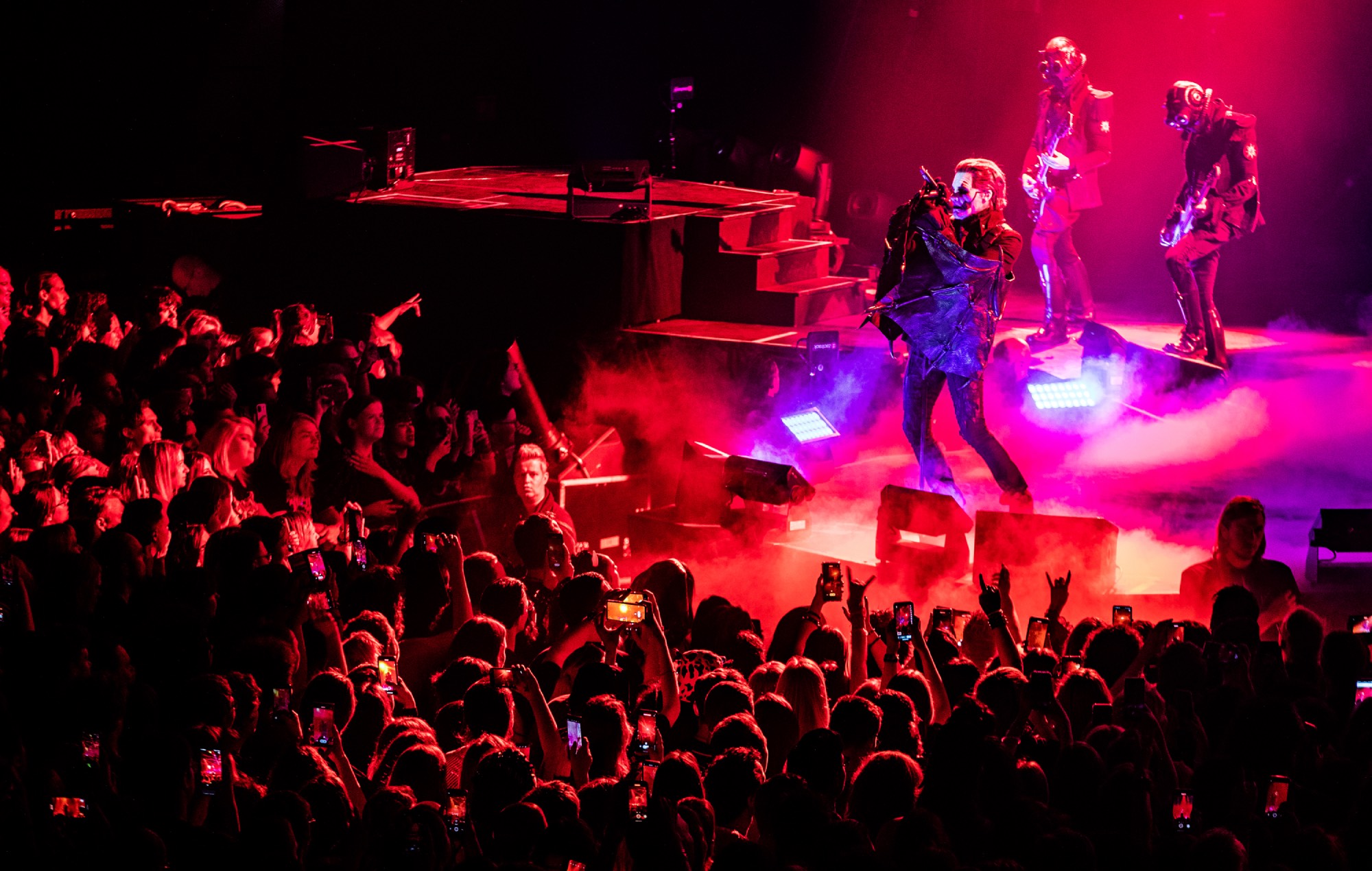 Guarda Tobias Forge dei Ghost fare una rara apparizione dal vivo senza maschera o pittura per il viso