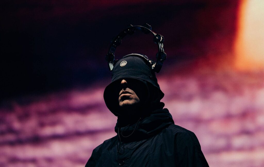 Guarda gli Oasis dare il via alla nuova tappa del tour di reunion in Corea del Sud con il ritaglio in cartone dei Bonehead e il chitarrista sostitutivo Mike Moore