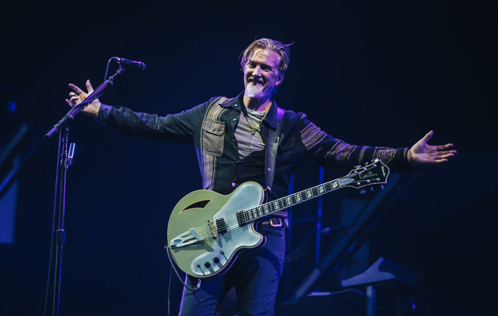 Guarda i Queens Of The Stone Age eseguire "Running Joke/Paper Machete" su Jimmy Fallon