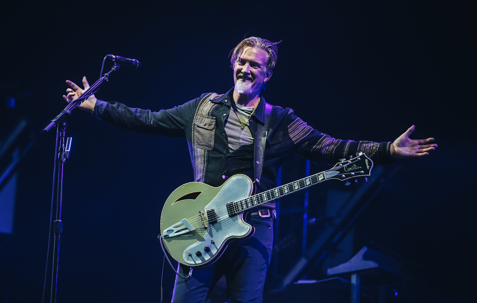 Guarda i Queens Of The Stone Age eseguire "Running Joke/Paper Machete" su Jimmy Fallon