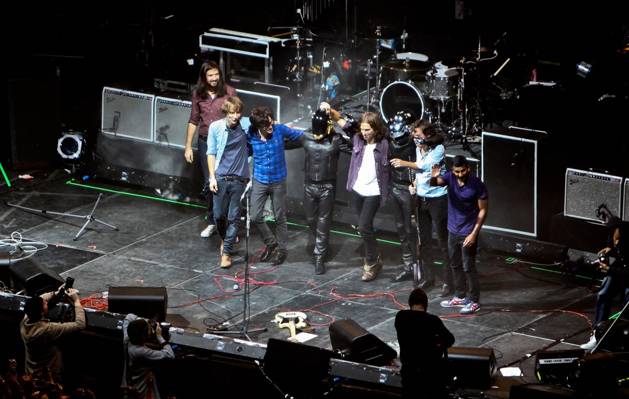 Guarda i filmati appena rinvenuti del leggendario concerto in cui i Daft Punk si unirono ai Phoenix al Madison Square Garden