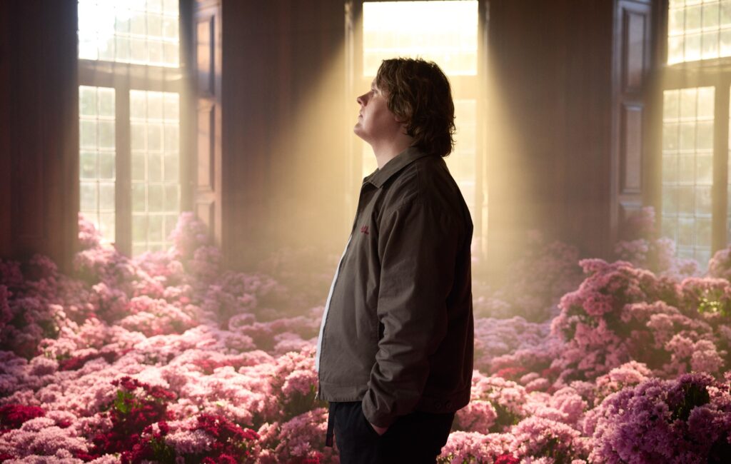 Guarda la cover di Lewis Capaldi di "Still Into You" dei Paramore