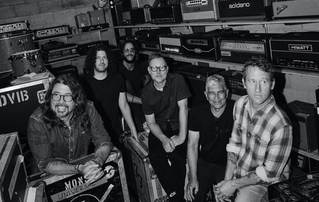 I Foo Fighters "ci ricordano il motivo per cui amiamo e siamo sempre devoti a fare questo" nel nuovo singolo "Asking For A Friend"