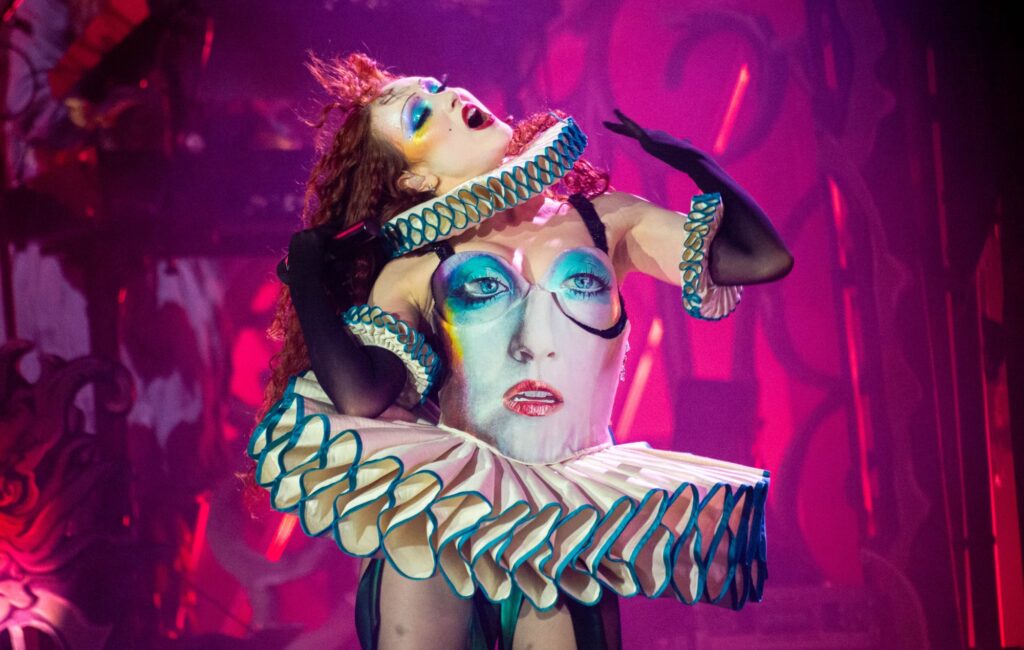 Il Dipartimento per la Sicurezza Nazionale dice a Chappell Roan di "darsi una calmata" dopo aver criticato l'ICE al concerto di Pasadena